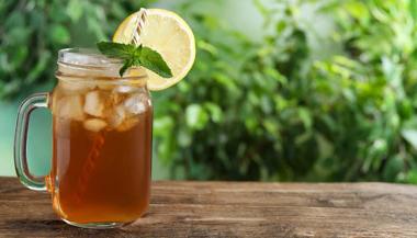 Glass of sweet tea with a slice of lemon and garnishments